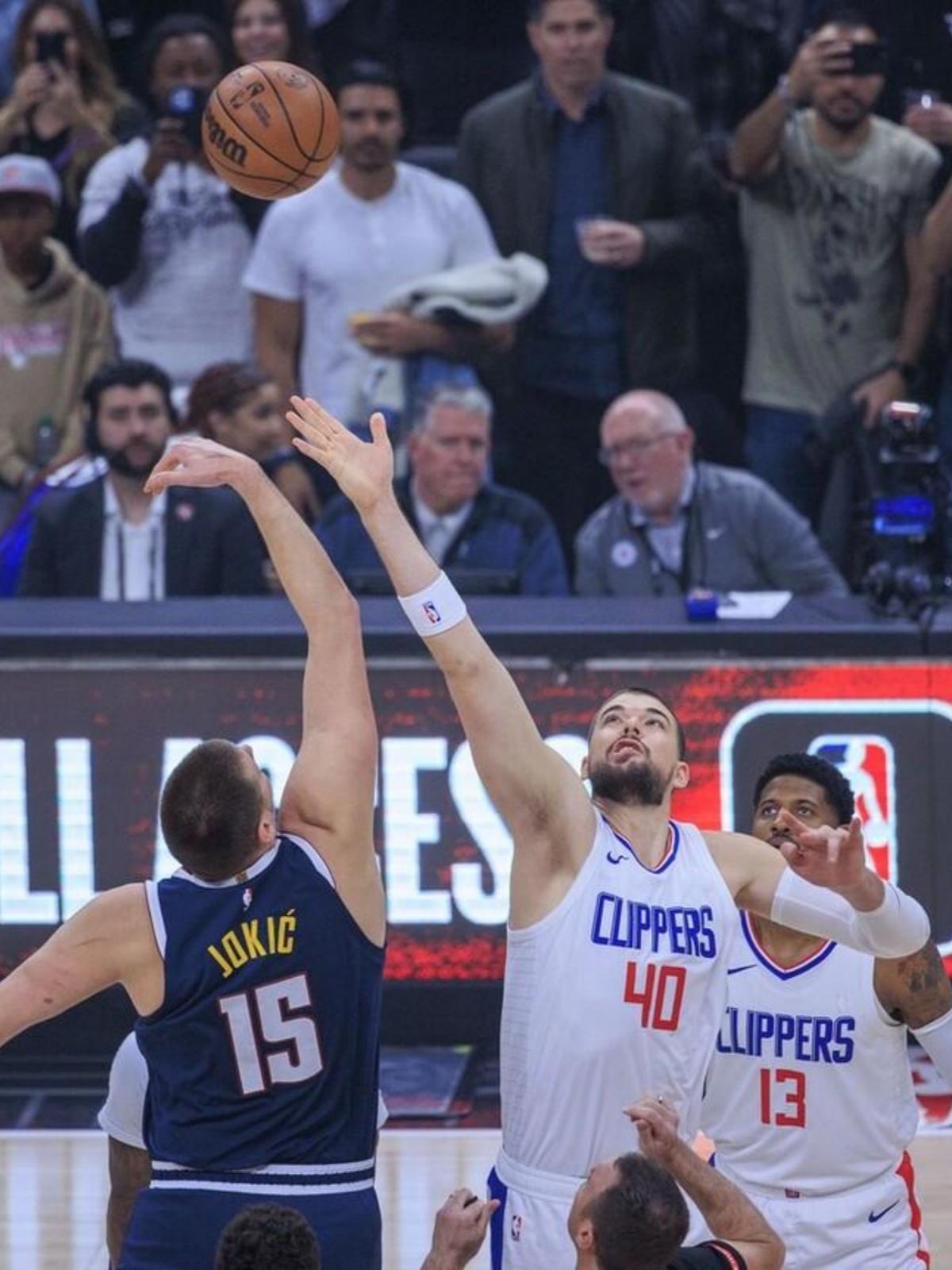 快船险胜青岛队,约基奇点燃赛场 快船险胜青岛队,约基奇点燃赛场